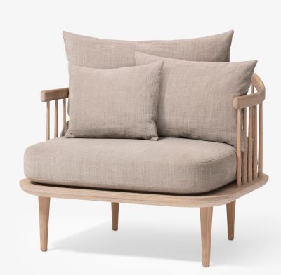 Fly Lounge Sessel von AndTradition: Beiger Sessel mit Holzrahmen und weichen Kissen.